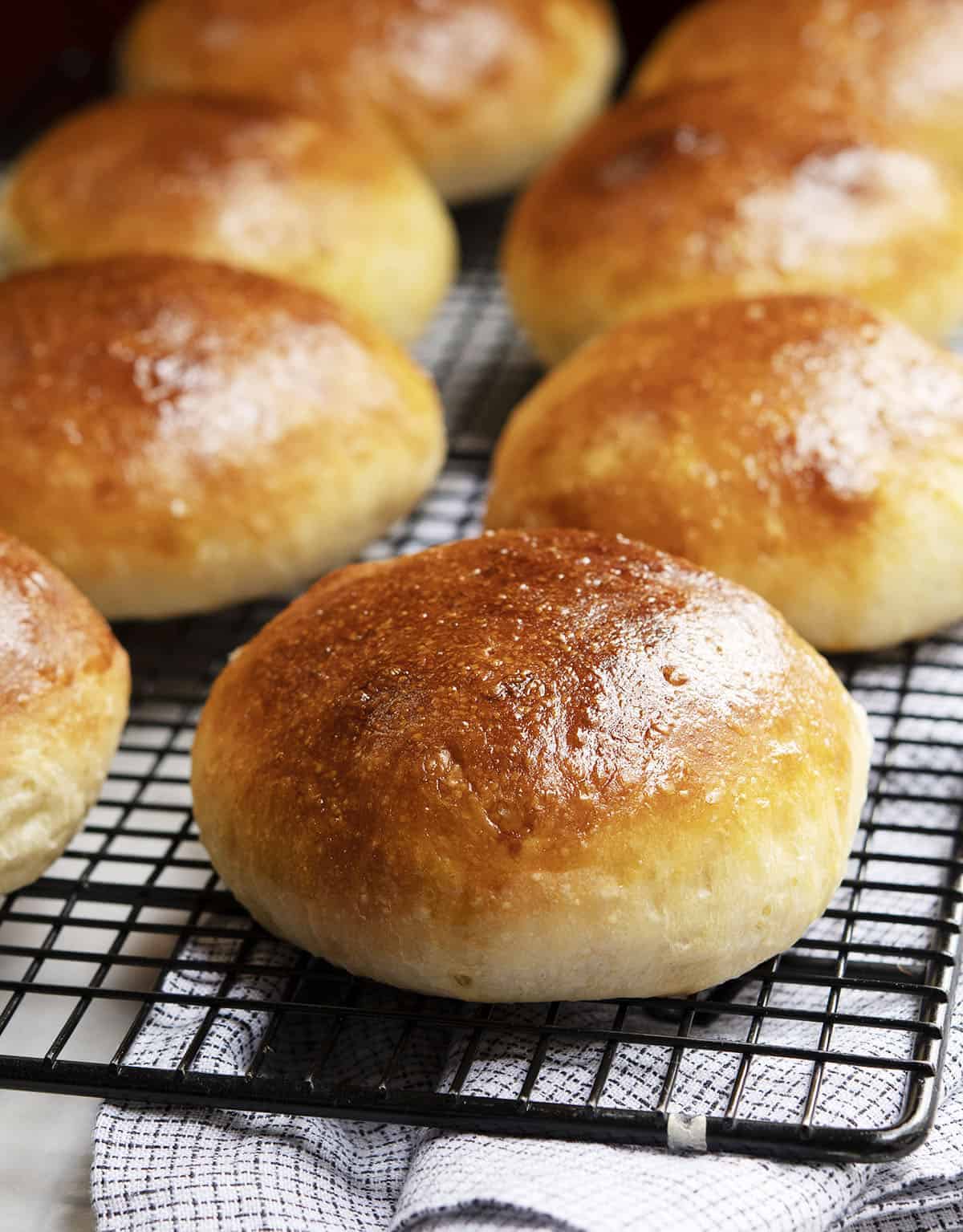 brioche buns on black wire cooling rack