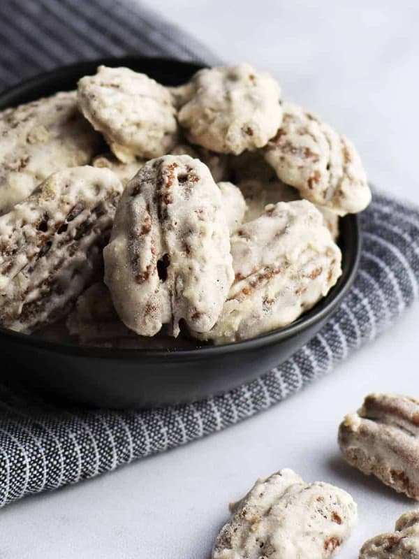 Sugared Pecans in a black bowl